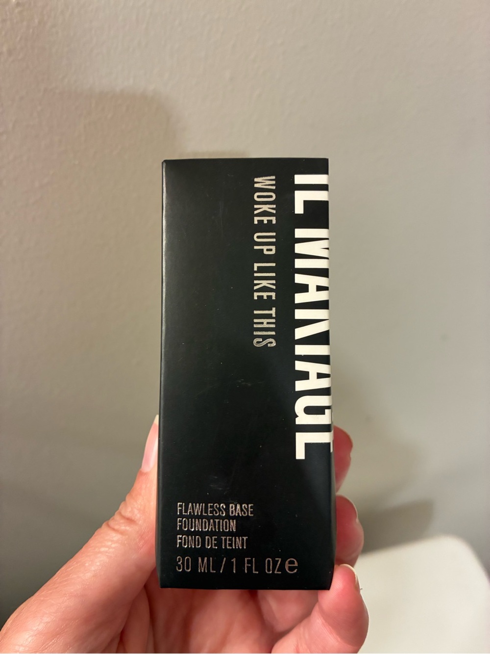 IL MAKIAGE Foundation in Black Packaging